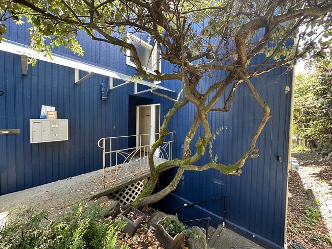 property at 2225-2229 W Raye St