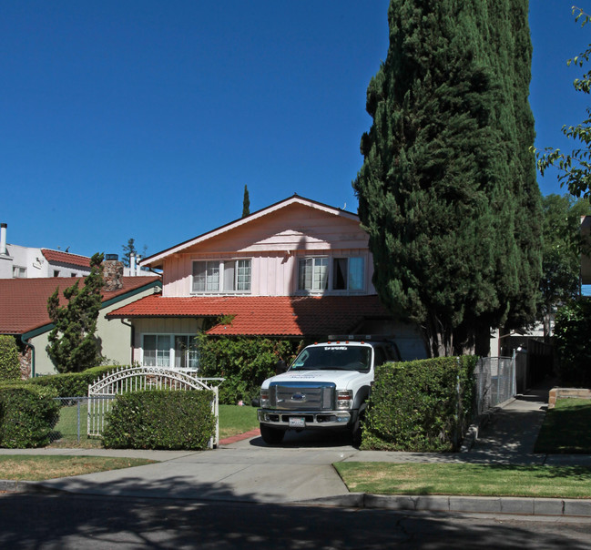 727 E Tujunga Ave in Burbank, CA - Foto de edificio - Building Photo