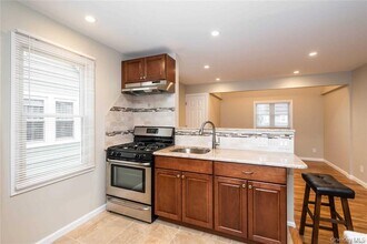 9 Capitol Ave in Williston Park, NY - Building Photo - Building Photo