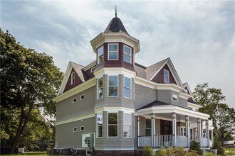 567 Bristol Ferry Rd-Unit -2 in Portsmouth, RI - Building Photo - Building Photo