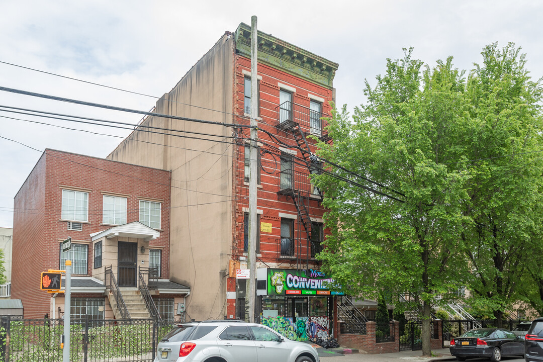 339 Saratoga Ave in Brooklyn, NY - Foto de edificio