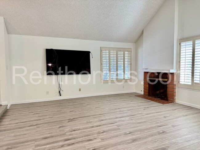 8855 Centaurus Way in San Diego, CA - Building Photo - Building Photo