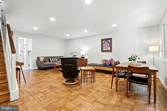 9882 Hollow Glen Pl in Silver Spring, MD - Foto de edificio - Building Photo