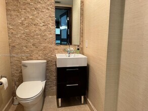 5875 Collins Ave, Unit 1104 in Miami, FL - Foto de edificio - Building Photo
