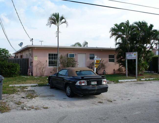 1823 Dixianna St in Hollywood, FL - Building Photo - Building Photo