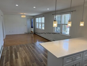 321 Budlong Rd in Cranston, RI - Building Photo - Building Photo