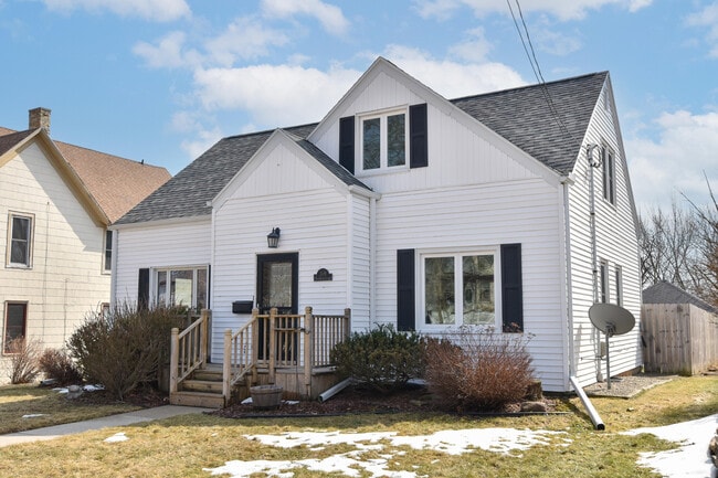 309 W Washington St in Port Washington, WI - Building Photo - Building Photo