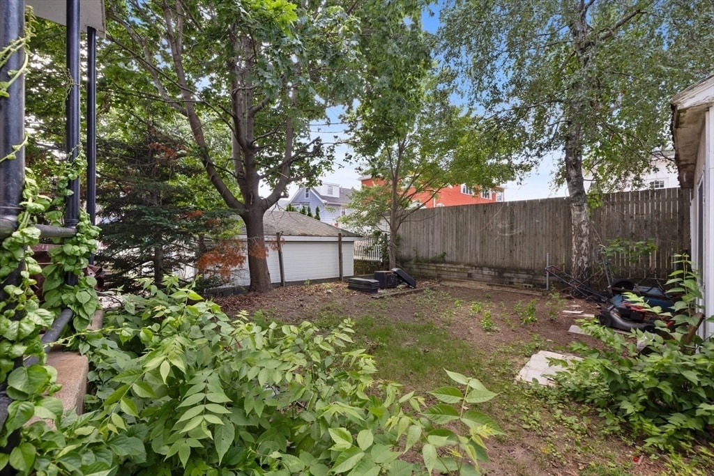 10 Newcastle Rd, Unit 2 in Peabody, MA - Building Photo