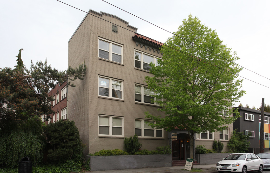 Catalina Apartments in Seattle, WA - Building Photo