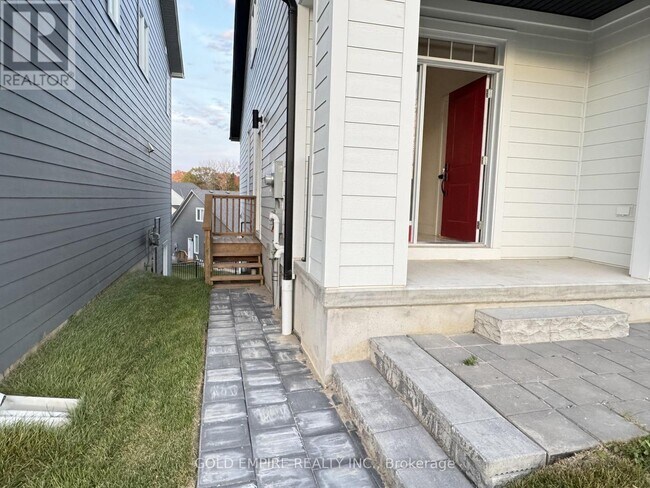 30 Julie Cresent in London, ON - Building Photo - Building Photo