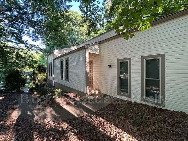 906 Forestglen Dr in Winston-Salem, NC - Building Photo - Building Photo