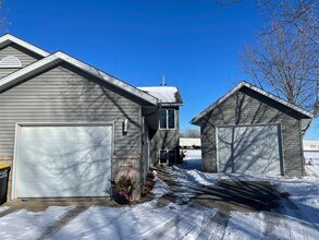 413 Lilac Ln, Unit Upper in Madison Lake, MN - Building Photo - Building Photo