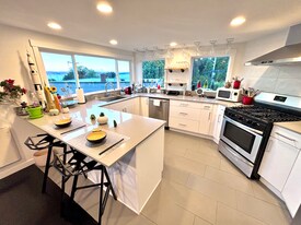 110 Erie Ave, Unit A in Seattle, WA - Building Photo