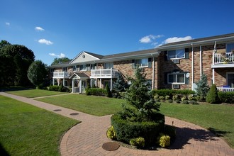 Fairfield Plaza At Sayville in Sayville, NY - Foto de edificio - Building Photo