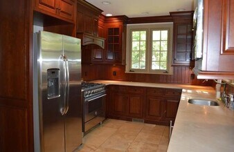 1404 E Butler Pike in Ambler, PA - Foto de edificio - Building Photo