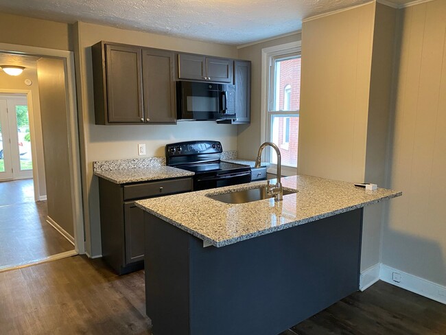 550 S Main St, Unit 550 S Main Street  Apt 1 in Chambersburg, PA - Building Photo - Building Photo