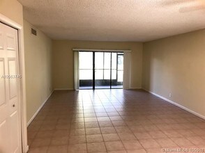 301 Lakeview Dr-Unit -102 in Weston, FL - Building Photo - Building Photo
