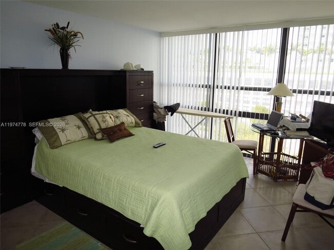 600 NE 36th St, Unit 619 in Miami, FL - Foto de edificio - Building Photo