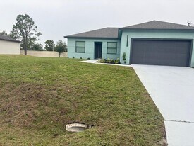 710 Bedford Point Ave in Lehigh Acres, FL - Building Photo