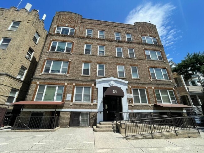 24 Carlton St in East Orange, NJ - Building Photo - Building Photo