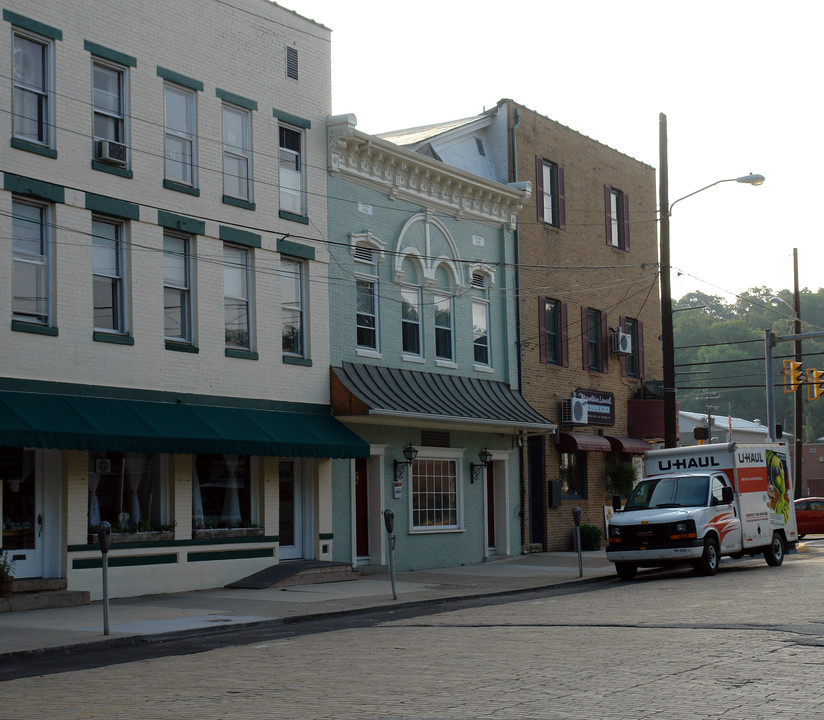 41 Fairfax St in Berkeley Springs, WV - Building Photo