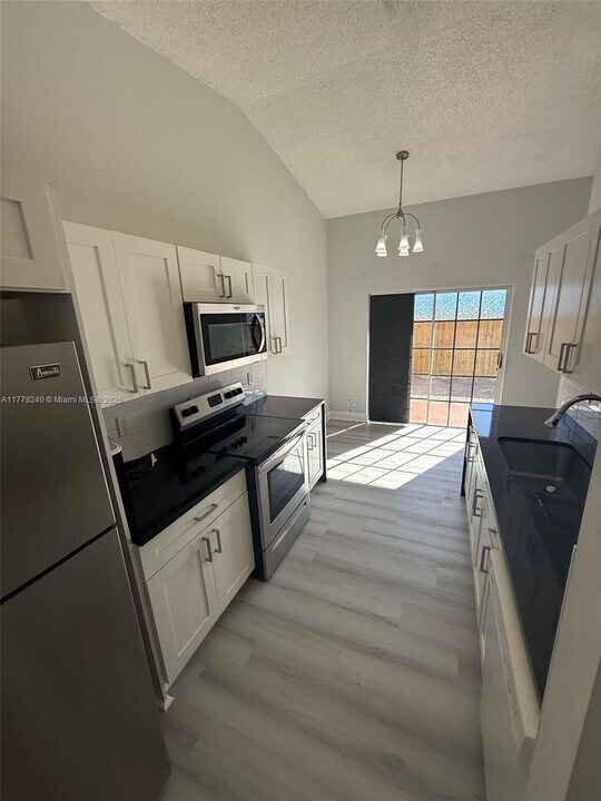 990 NE 212th Ter in Miami, FL - Building Photo