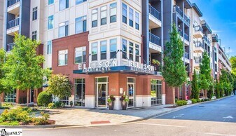 212 E Broad St, Unit Gingham in Greenville, SC - Building Photo