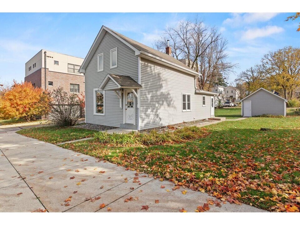 120 2nd St N in Delano, MN - Building Photo