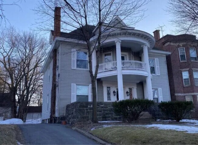 1104 Union St in Schenectady, NY - Foto de edificio - Building Photo