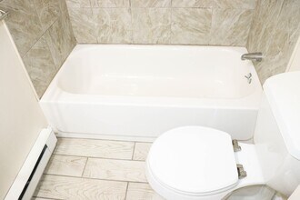 18 Pacific St-Unit -1 in Rockland, MA - Foto de edificio - Building Photo