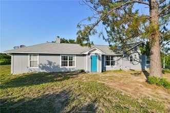 7 acres with 5 bed, 3 bath less than 25 minutes from town! in Bryan, TX - Building Photo - Building Photo