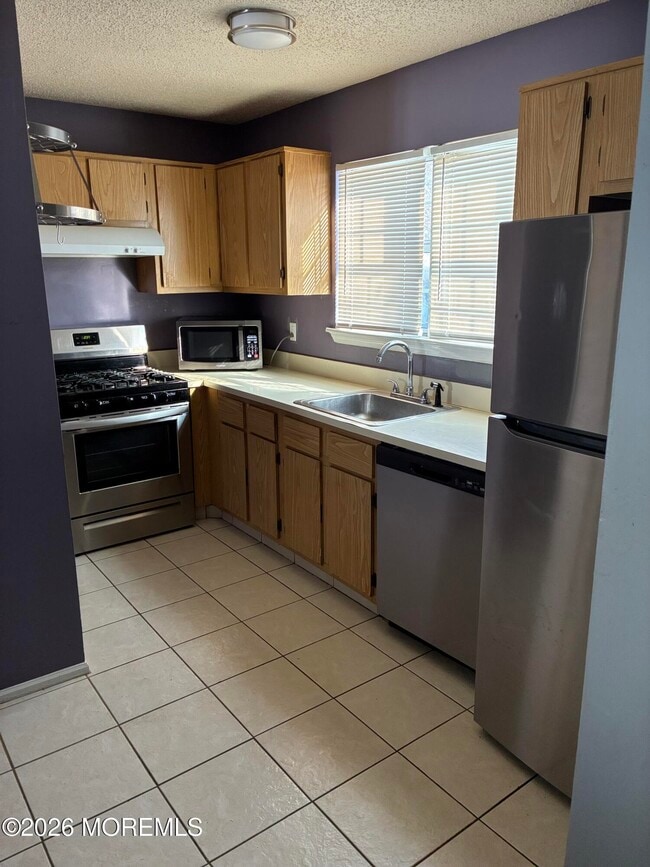 43 Jaffreyton Close in Freehold, NJ - Building Photo - Building Photo