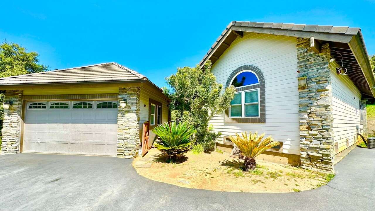 1686 Rice Canyon Rd in Fallbrook, CA - Foto de edificio