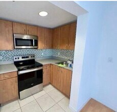 7326 Collins Ave, Unit 304 in Miami Beach, FL - Building Photo - Building Photo