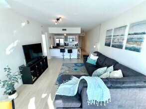 185 SW 7th St, Unit 1402 in Miami, FL - Building Photo - Building Photo