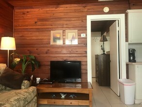 146 Coral Ave-Unit -B in Redington Shores, FL - Building Photo - Building Photo