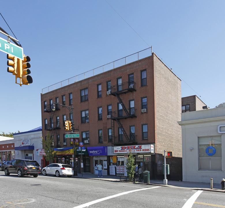 Grand Manor in Maspeth, NY - Foto de edificio