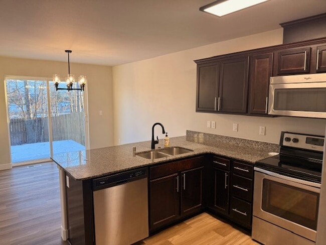 property at 3936 Lakehurst Cir