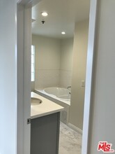 10336 Wilshire Blvd, Unit 401 in Los Angeles, CA - Building Photo - Building Photo