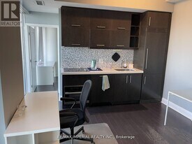 65 St Mary St in Toronto, ON - Building Photo