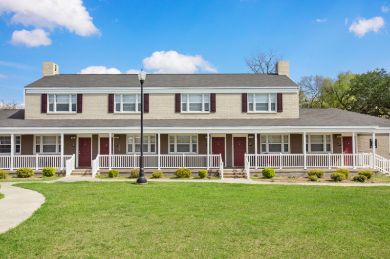 Oaks Intown in Albany, GA - Building Photo