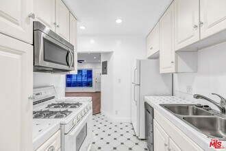 1854 El Cerrito Pl in Los Angeles, CA - Building Photo - Building Photo