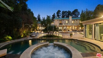 1021 N Crescent Dr in Beverly Hills, CA - Building Photo