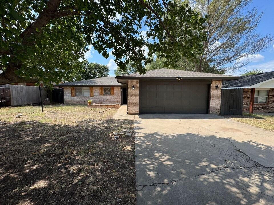 2410 NW Saxon Cir in Lawton, OK - Building Photo
