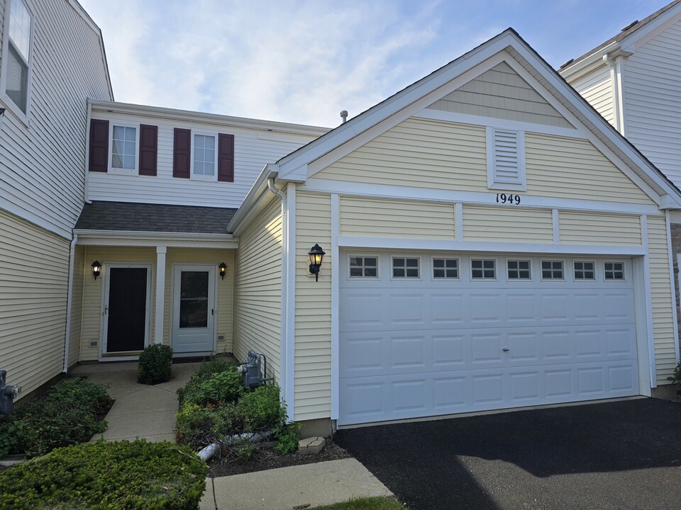 1949 Cobblestone Dr in Carpentersville, IL - Foto de edificio