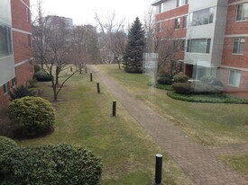 193 Oak St in Newton, MA - Building Photo