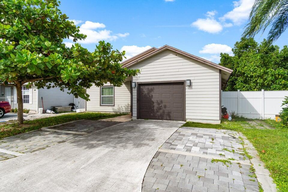 4193 Willowood Ln in Atlantis, FL - Building Photo