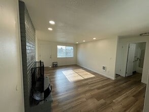 930 NE 21st Ave in Hillsboro, OR - Building Photo - Building Photo