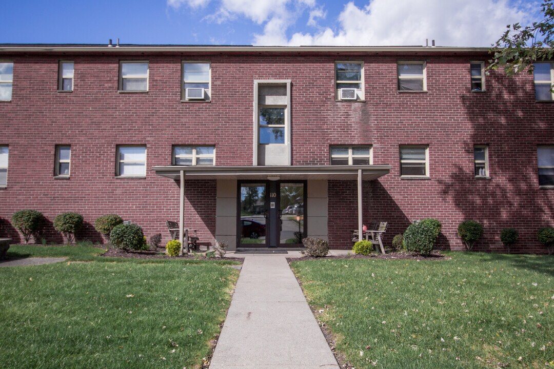 90 Clover Dr in Pleasant Hills, PA - Building Photo