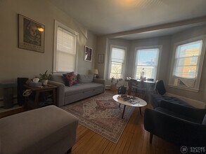 63 Dana St, Unit 3 in Cambridge, MA - Foto de edificio - Building Photo